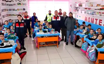 Kırşehir Öğrencilerinden Mehmetçiğe Sıcak Hediyeler