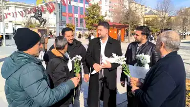 Kırşehir'de Erkeklere Çiçek Yağmuru!