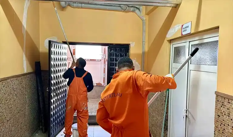 Hükümlüler Kırşehir Okullarını Boyadı