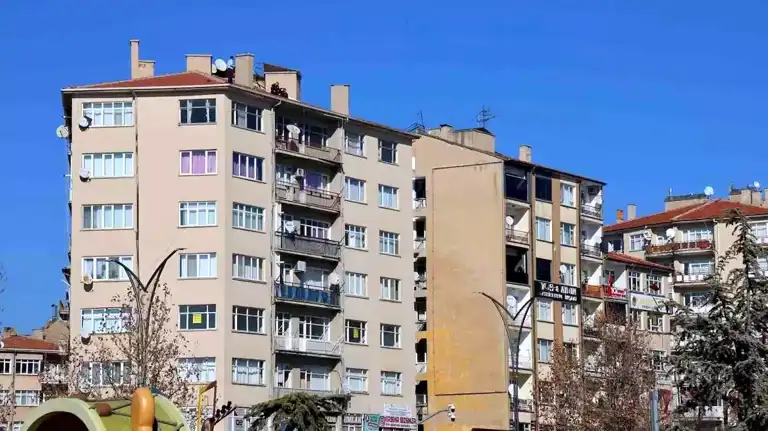 Kırşehir'de İşçi Çatıdan İndirildi