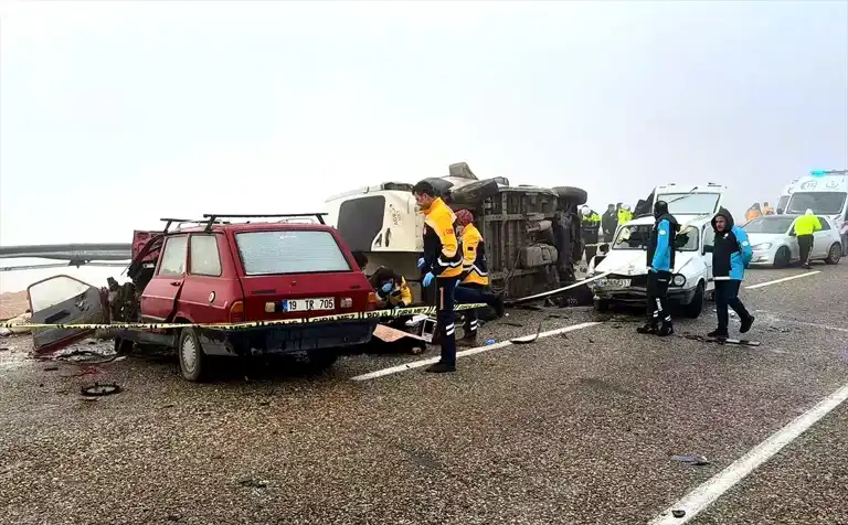 Kırşehir'de 3 Ölü, 18 Yaralı Zincirleme Kaza!